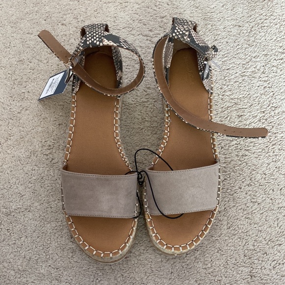 Universal Thread Wedge Sandals - Picture 2 of 5